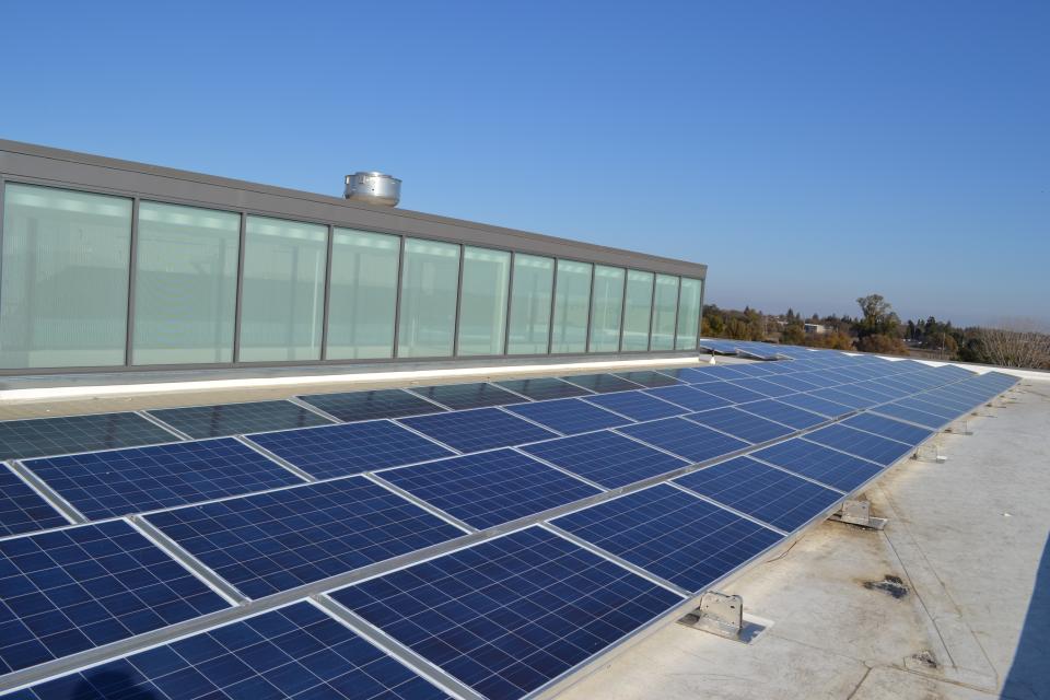 Solar array atop Gallagher Hall at UC Davis